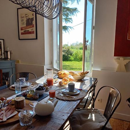 L' Embellie Sur Lot Bed and Breakfast Sainte-Livrade-sur-Lot Exteriör bild